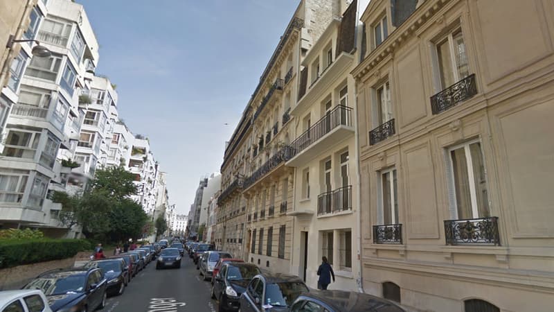 Chaque nuit, le locataire offrirait de "véritable scènes pornographiques" à ses voisins.