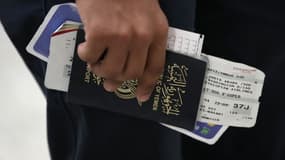 Un touriste yéménite tenant son passeport le 6 février dernier