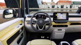 L'intérieur de l'ID Buzz reprend l'architecture globale de la gamme électrique de Volkswagen, avec un écran tactile au centre et un petit écran des compteurs.