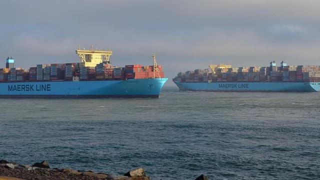 La route maritime testée par l'armateur Maersk relie le port russe de Vladivostok en Asie à Saint-Pétersbourg en Europe, par l'océan Arctique. 