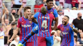 Le milieu de terrain barcelonais Ansu Fati est félicité par ses coéquipiers après avoir marqué le 3e but face à Levante, lors de leur match de LaLiga, le 26 septembre 2021 au Camp Nou