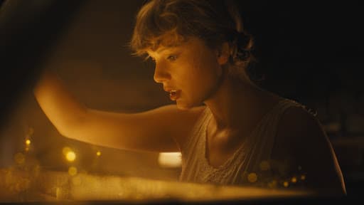 Taylor Swift dans le clip de "cardigan"