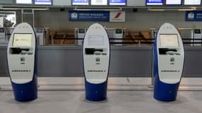 Des bornes d'enregistrement d'Air France à l'aéroport parisien de Roissy Charles-de-Gaulle, le 12 mai 2020