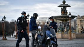 Contrôle d'attestation de sortie place de la Concorde à Paris le 13 novembre 2020