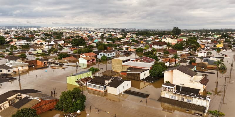 Vue aérienne des rues inondées du quartier Sarandi à Porto Alegre, dans l'État du Rio Grande do Sul, au Brésil, le 5 mai 2024. 