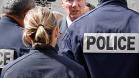 Brice Hortefeux en déplacement à Lyon, jeudi dernier. Le ministre de l'Intérieur s'est défendu mercredi de vouloir supprimer les Unités territoriales de quartier (UTeQ), dispositif symbolisant un retour à une police de proximité, et a évoqué une simple év