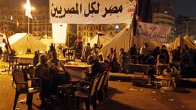 Campement sur la place Tahrir, au Caire, d'opposants au décret empêchant toute contestation en justice des décisions présidentielles d'ici à l'élection d'un nouveau parlement. Accusé de dérive autoritaire par l'opposition laïque, Mohamed Morsi doit s'adre