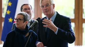 Le Premier ministre Michel Barnier lors d'une cérémonie d'hommage à Samuel Paty, au collège du Bois d'Aulne de Conflans-Sainte-Honorine, dans les Yvelines, le 14 octobre 2024