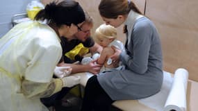 Vaccination d'un enfant contre la grippe en 2009