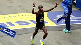 Benson Kipruto vainqueur au sprint du 125e marathon de Boston, le 11 octobre 2021