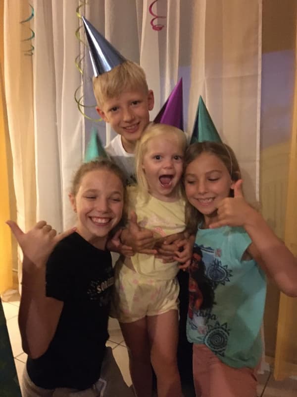 Abigail, Luca et Daphné avec leur demi-soeur Charlotte, à Tahiti, en octobre 2020. Abigail, Luca et Daphné avec leur demi-soeur Charlotte, à Tahiti, en octobre 2020.
