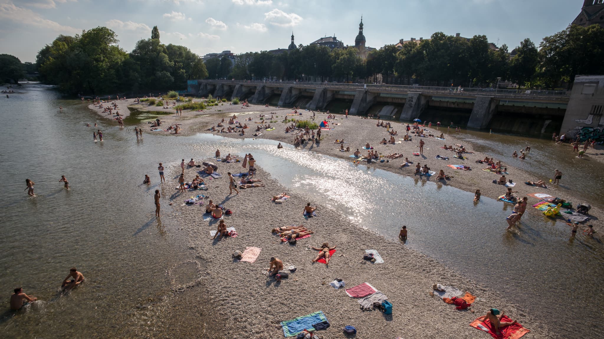 Des personnes se baignent sur les bords de l'Isar, à Munich, en Allemagne, le 31 juillet 2018. Des personnes se baignent sur les bords de l'Isar, à Munich, en Allemagne, le 31 juillet 2018.