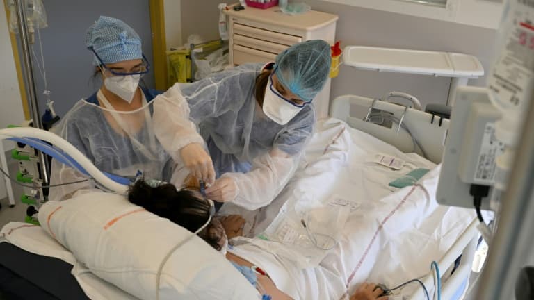 Des infirmières s'occupent d'un patient touché par le Covid-19 dans une unité de soins intensifs à l'hôpital de la Timone, à Marseille, le 5 janvier 2022 (image d'illustration)