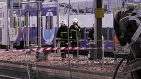 Pompiers sur un quai de la gare de Brétigny-sur-Orge, dans l'Essonne, après le drame.
