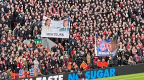 Les supporters de Liverpool en colère contre Gérald Darmanin et Amélie Oudéa-Castéra, à Liverpool le 21 février 2023