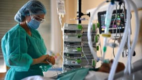 Un soignant dans une unité de soins intensifs pour patients atteints du Covid-19 au Centre hospitalier de l'Europe à Port-Marly, près de Paris, le 4 novembre 2020