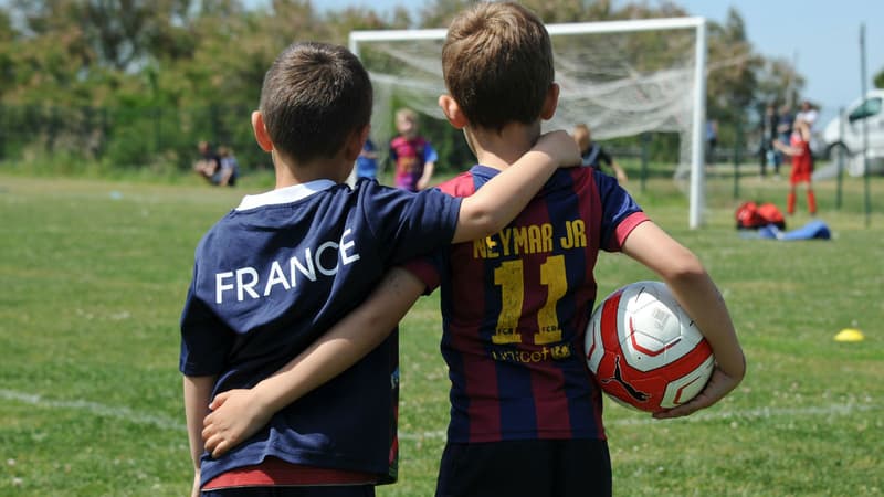 Des enfants jouant au football en mai 2016 à Saint-Martin-de-Ré (photo d'illustration).