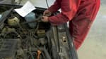 Un garagiste dans la Manche répare une voiture. En moyenne, chaque année, les Français dépensent en moyenne 5.000 euros, carburant compris, pour l'entretien courant de leur véhicule.