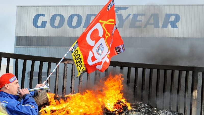 Des employés de Goodyear brûlent des pneus devant l'usine d'Amiens, en 2013. Le conflit qui a opposé la CGT à la direction a duré sept ans.