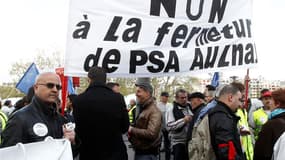 Salariés de l'usine PSA d'Aulnay-sous-Bois, qui redoutent sa fermeture, devant le QG de campagne de Nicolas Sarkozy, à Paris. Une délégation de trois syndicalistes CGT, CFDT et SIA (majoritaire) a été reçue jeudi matin par le chef de l'Etat. /Photo prise