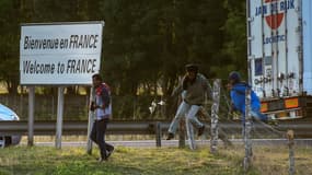 Le procès en comparution immédiate de six migrants et deux militants du collectif No Border, jugés pour s'être introduits illégalement samedi soir sur un ferry à Calais  a débuté aujourd'hui - Lundi 25 janvier 2016