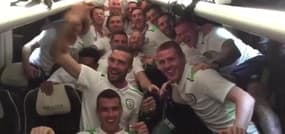 Les joueurs irlandais font la fête dans leur bus