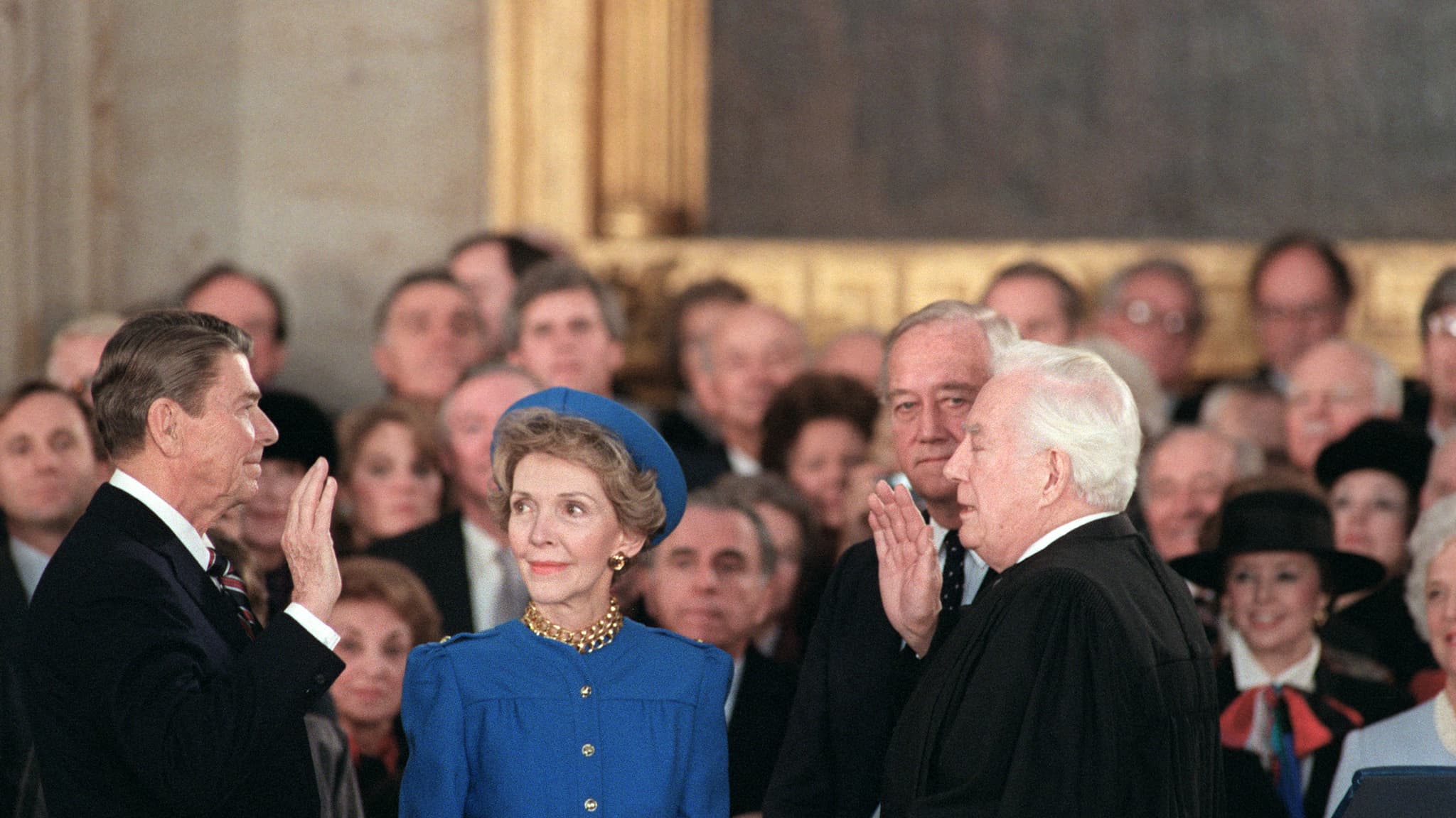 Le président américain Ronald Reagan prête serment en tant que 40e président des États-Unis, le 21 janvier 1985 dans la rotonde du Capitole à Washington DC.