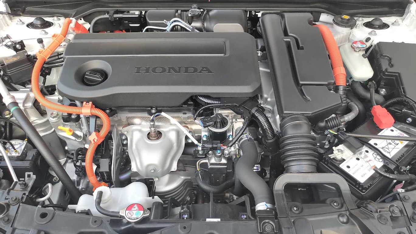 Cette Honda Civic e:HEV dispose de deux moteurs électriques et d'un moteur thermique.