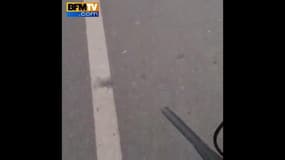 Il interpelle un policier parti chercher une pizza et  garé sur une voie pour vélo !