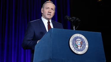 Frank Underwood, député démocrate ivre de pouvoir, sait comment ravaler son dépit en attendant son heure.