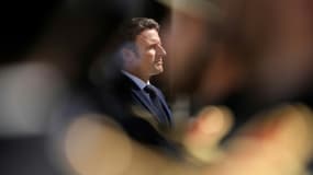 Le président Emmanuel Macron assiste le 27 avril 2022 à Paris à l'hommage national au comédien Michel Bouquet