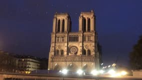 Notre-Dame de Paris de nouveau éclairée la nuit