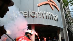 Des salariés d'ArcelorMittal rassemblés devant le siège du groupe à Saint-Denis, près de Paris, le 13 mai 2025