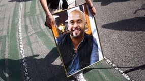 Un homme en deuil tient un portrait de Lilian Dejean, un employé municipal tué par balle par un chauffard à Grenoble, le 8 septembre 2024, lors d'une marche blanche commémorative à Grenoble, dans le sud-est de la France, le 15 septembre 2024. (Photo d'illustration)