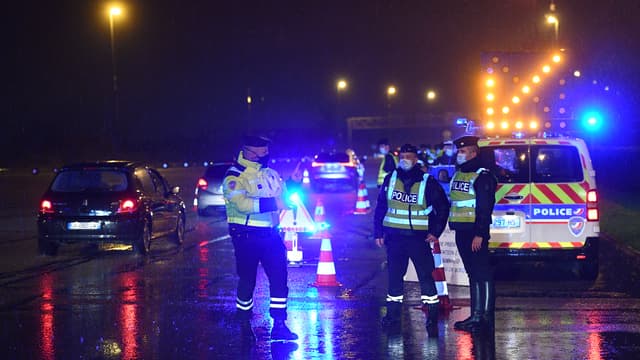 Policiers et gendarmes effectuent des contrôles, le 31 janvier 2021 à Buchelay (Yvelines)