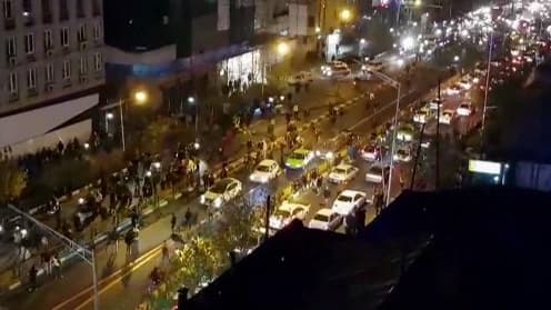 Une image tirée d'une vidéo postée par l'agence Iran's Mehr News, montrant des hommes marcher dans la rue le 30 décembre 2017
