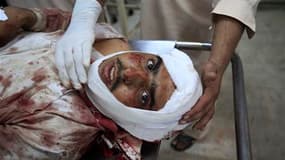 Un blessé est pris en charge par des médecins après un attentat suicide qui a détruit une mosquée des faubourgs de Peshawar, dans le nord-ouest du Pakistan. Selon les autorités locales, l'explosion a fait au moins 50 morts. /Photo prise le 5 novembre 2010