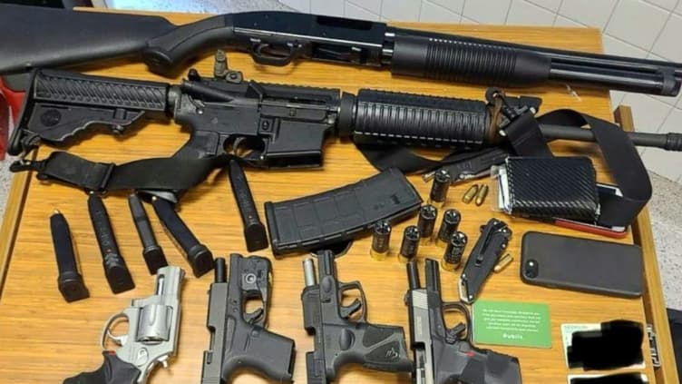 Les six armes à feu, dont un fusil d'assaut et un fusil à pompe, saisies sur le suspect. Image diffusée par la police d'Atlanta