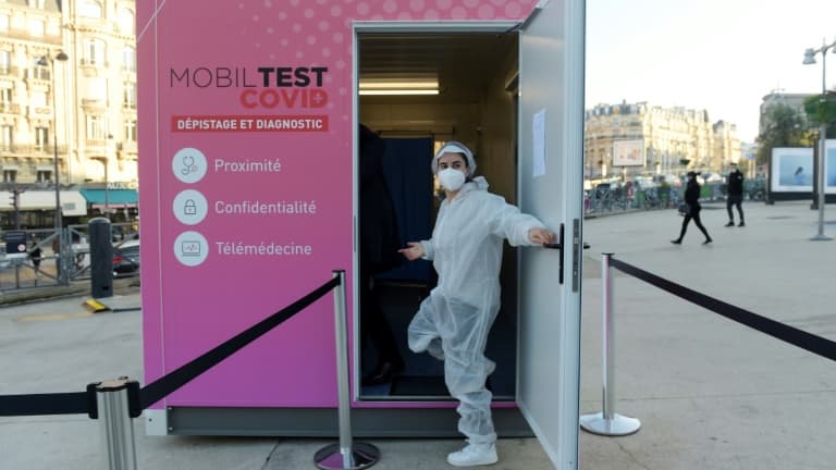 Devant un stand "MobilTest" de tests au Covid-19, installé par la SNCF vdevant la gare de Lyon à Paris, le 5 novembre 2020
