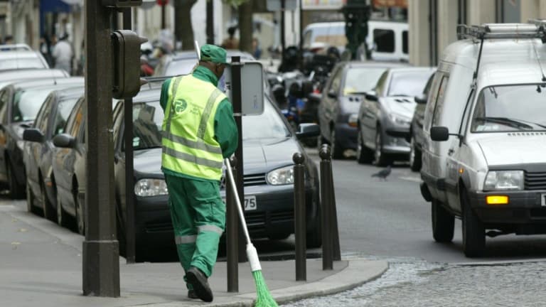 Un employé des services de propreté de la ville de Paris, à Paris le 22 septembre 2003.