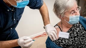 Une femme en train de se faire vacciner contre le Covid-19 au Danemark.