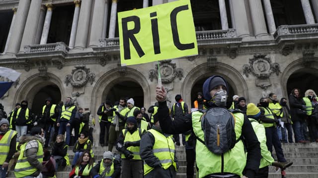 Des gilets jaunes manifestent à Paris le 15 décembre 2018.