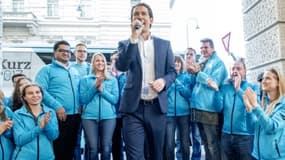 Sebastian Kurz, ministre des Affaires étrangères et chef du parti chrétien-démocrate ÖVP avec ses supporters le 13 octobre 2017 à Vienne