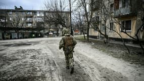 Un soldat ukrainien dans la ville de Schastia, près de Lougansk dans l'Est de l'Ukraine, le 22 février 2022 
