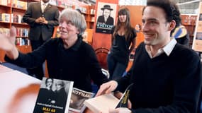 André Glucksmann et son fils Raphaël réunis au Salon du livre de 2008 pour leur livre "Mai-68 expliqué à Nicolas Sarkozy". 
