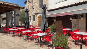 La terrasse vide d'un restaurant en Ardèche (photo d'illustration). 