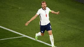 L'attaquant anglais Harry Kane célèbre le troisième but de son équipe lors du quart de finale de l'EURO 2020 face à l'Ukraine au stade olympique de Rome, le 3 juillet 2021