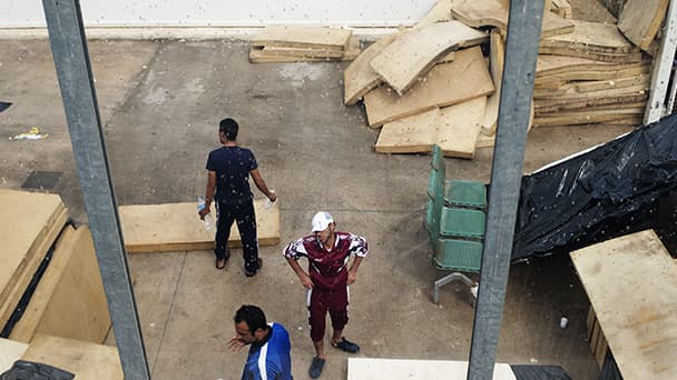 Des migreants dans l'enceinte de Lampedusa