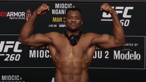 Le combattant camerounais Francis Ngannou à la pesée, le 26 mars 2021