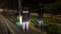 Des policiers devant un lampadaire qu'ont percuté deux hommes à scooter lundi soir à Bourges après un refus d'obtempérer